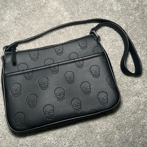 Skull print shoulder bag.